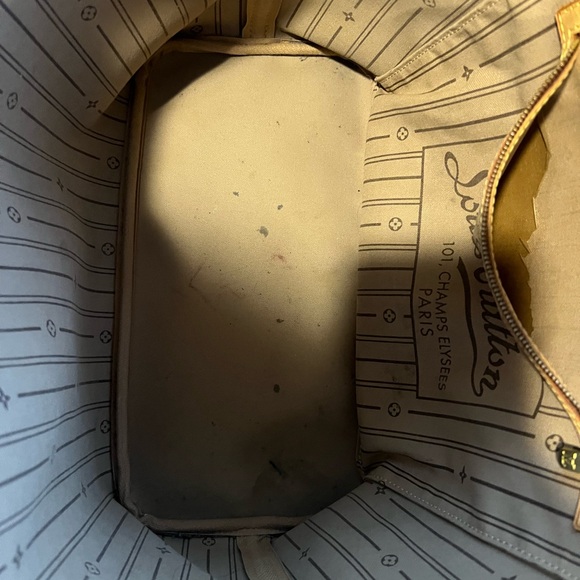 Louis Vuitton Neverfull MM - Picture 11 of 13